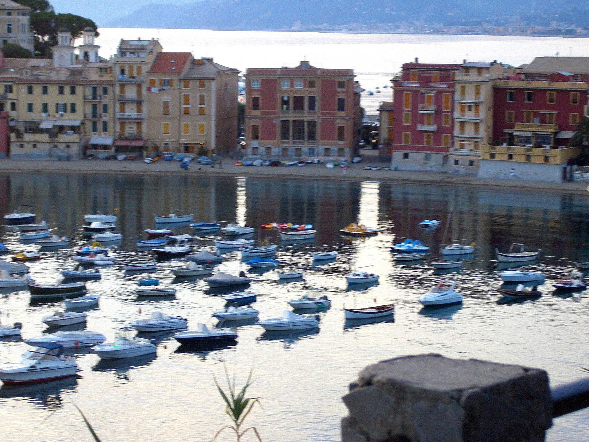 Le barche ormeggiate davanti alle case colorate di Sestri Levante