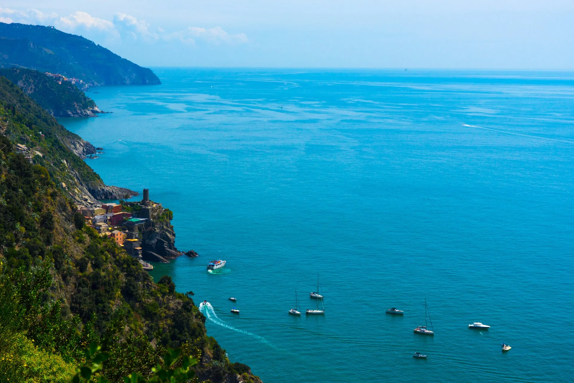 La costa ligure a picco sul mare vista da nord di Vernazza, con le barche nella baia