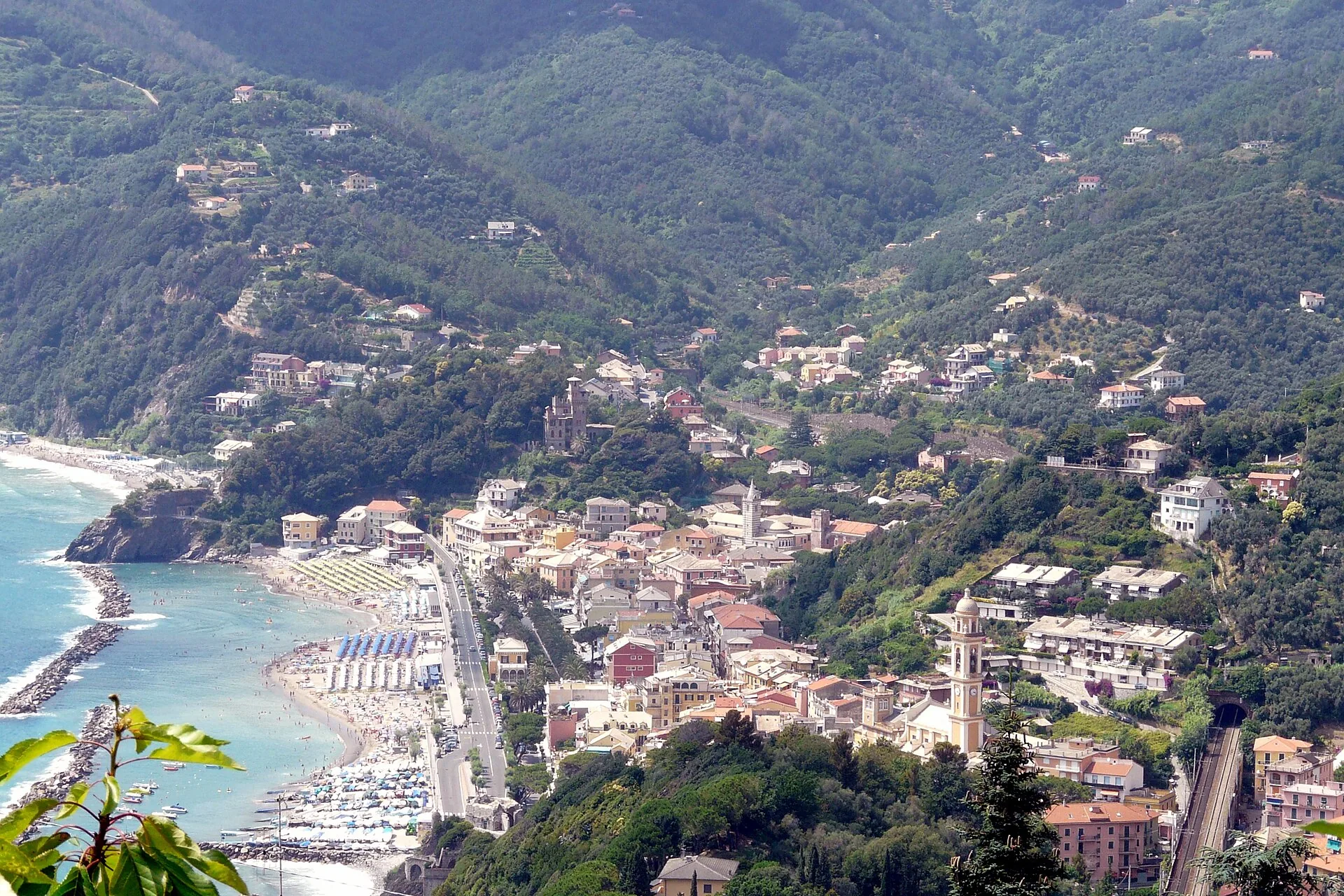 Moneglia vista dalle colline, con la spiaggia e il borgo fra i monti