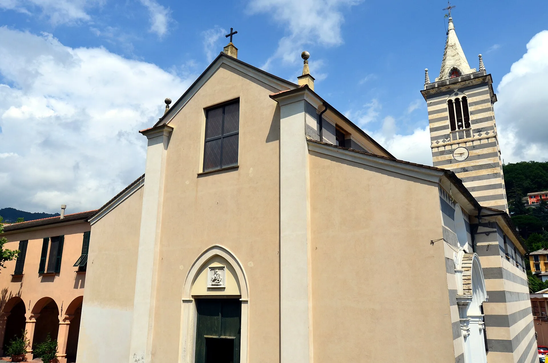 La facciata della chiesa di San Giorgio a Moneglia con il campanile a fasce