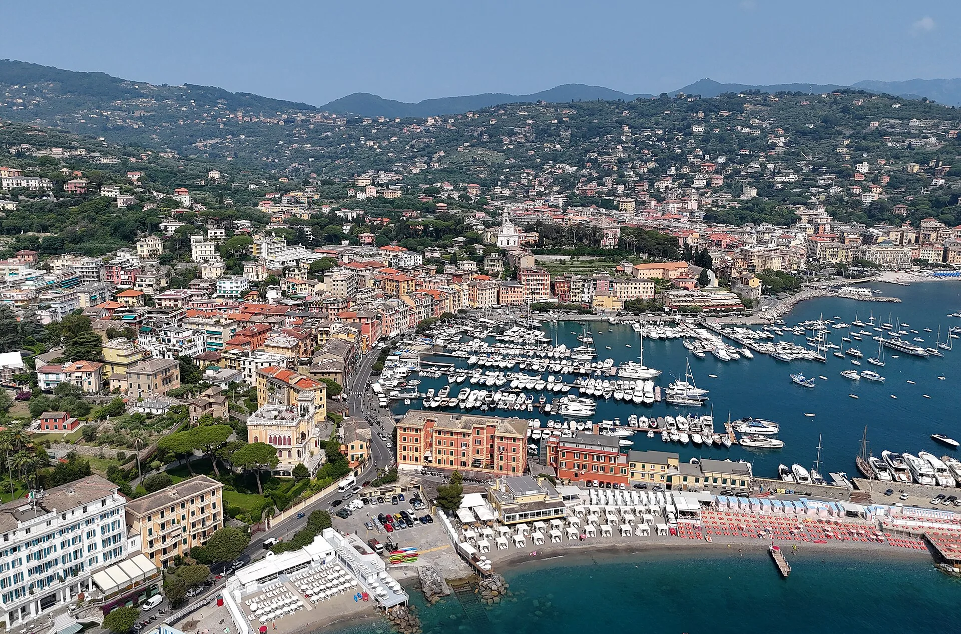 Santa Margherita Ligure dall’alto, con il porto turistico e le colline
