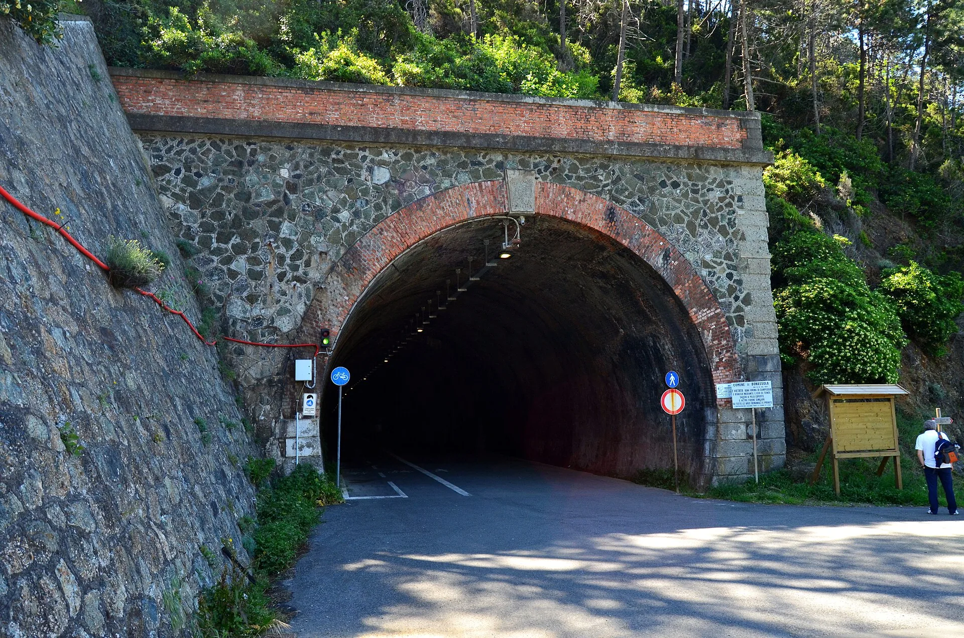 L’imbocco di una galleria della pista ciclopedonale fra Bonassola e Levanto