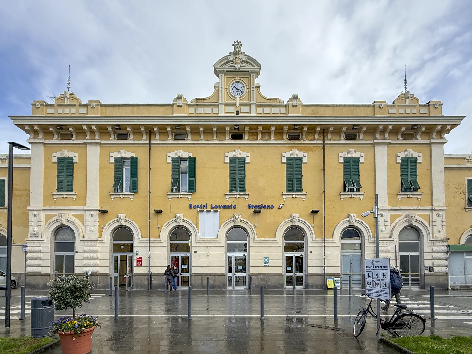 La facciata della stazione ferroviaria di Sestri Levante