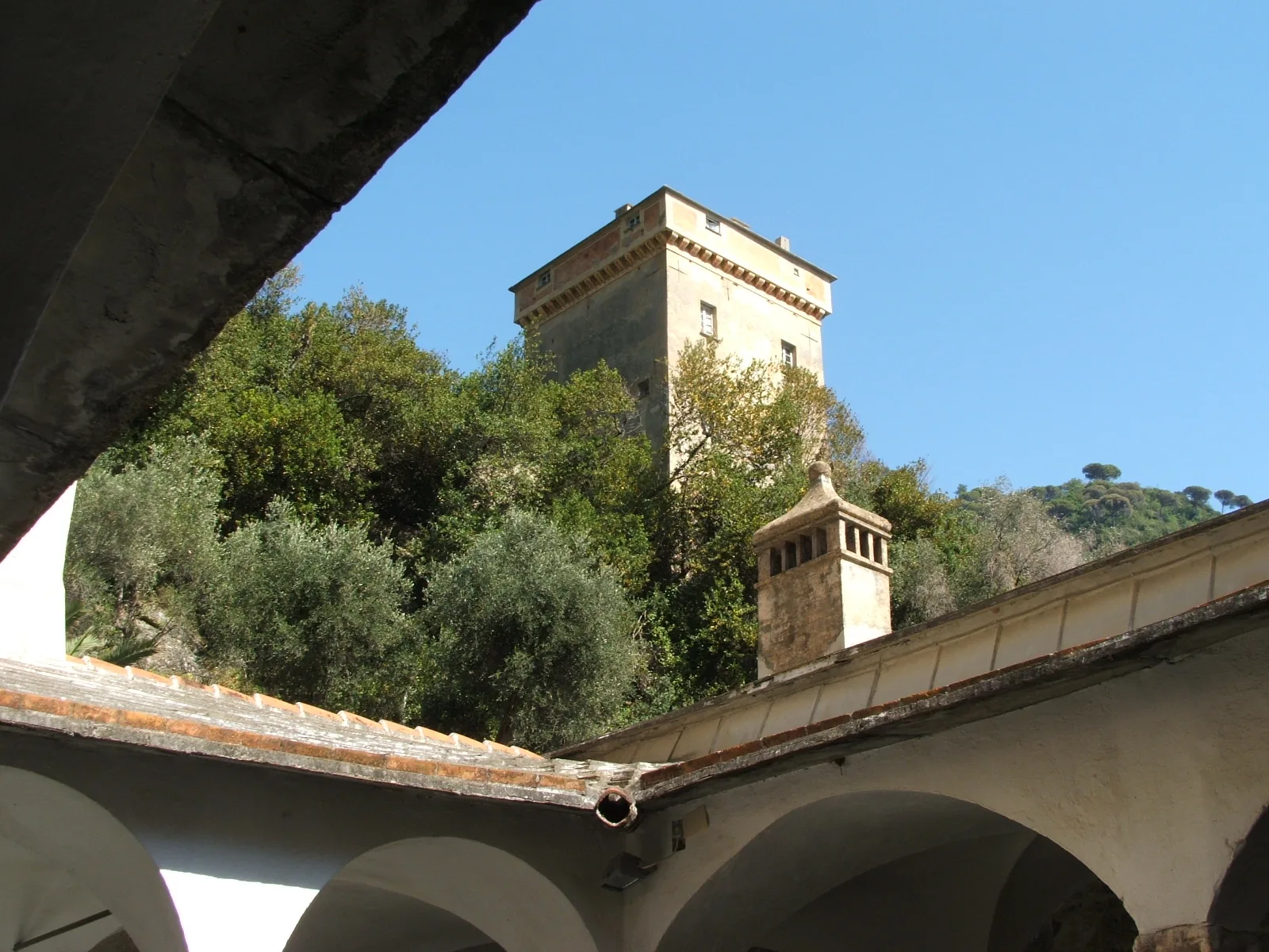 La torre dei Doria sopra l’abbazia di San Fruttuoso, vista dal chiostro