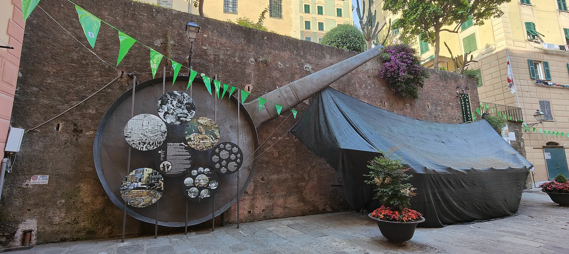 Una storica padella gigante della sagra esposta sul muro in una piazzetta di Camogli