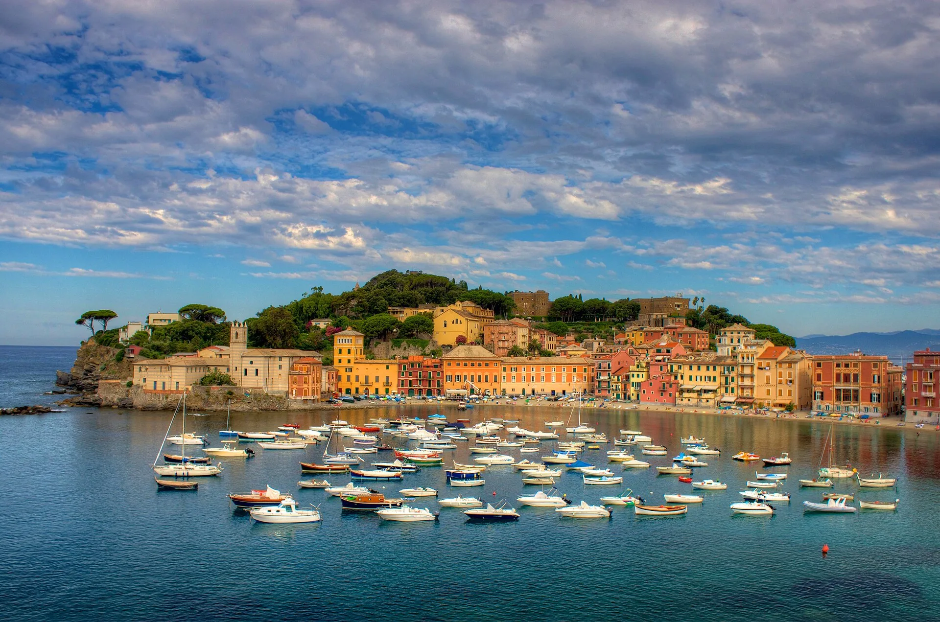 La Baia del Silenzio a Sestri Levante, con le barche davanti alle case colorate