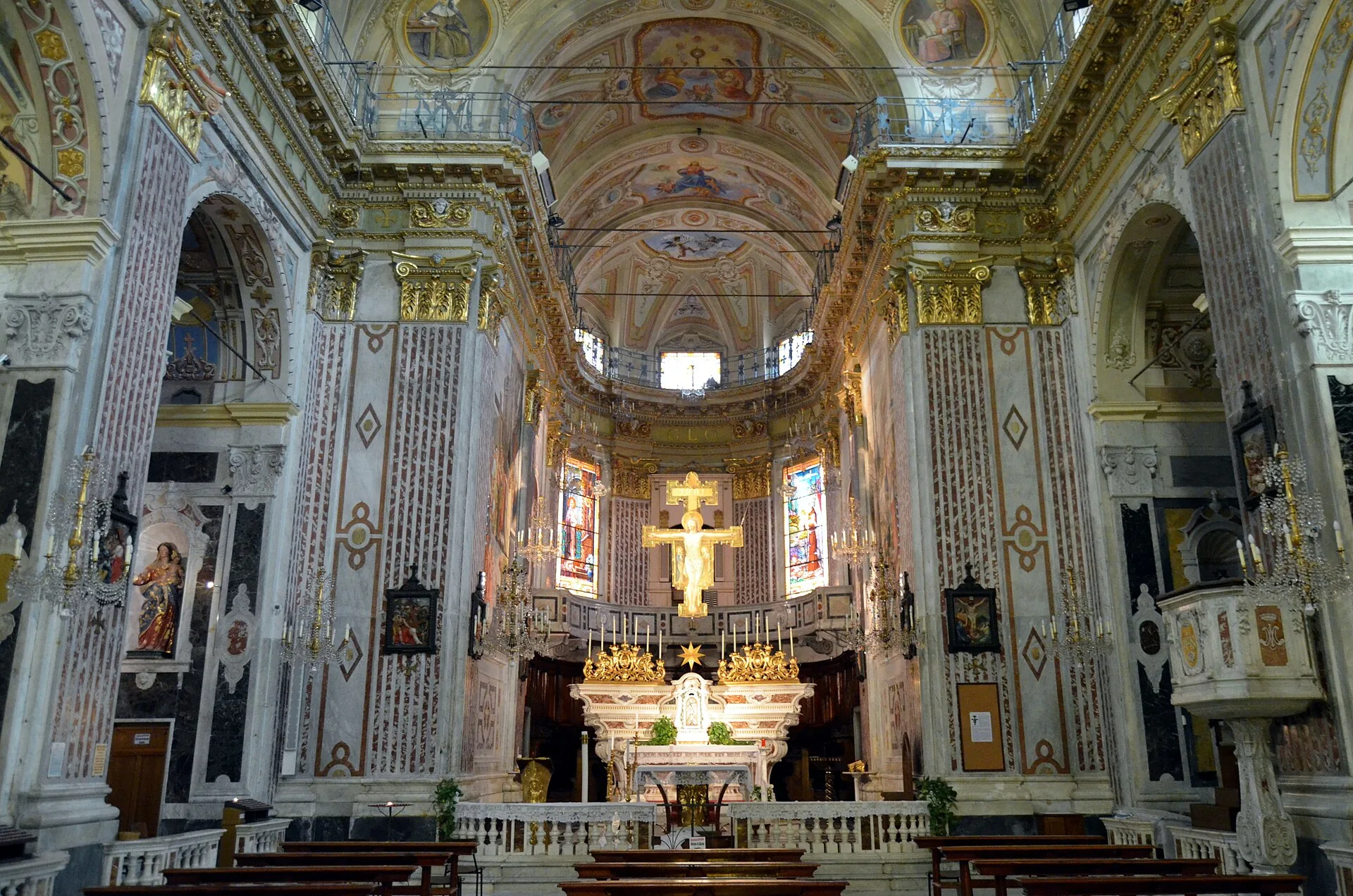 La navata della chiesa di Santa Croce a Moneglia, con l’altare maggiore