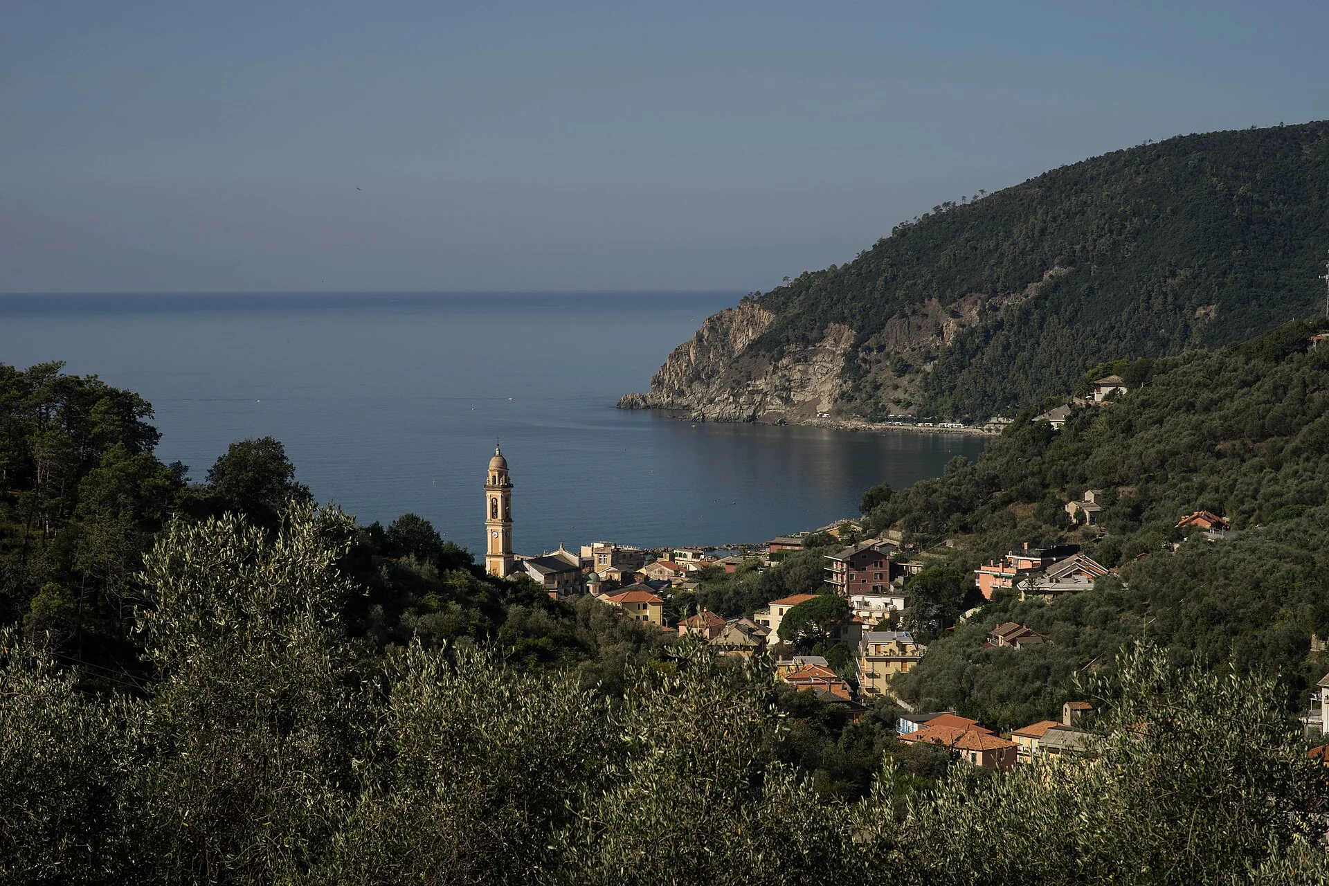 Moneglia vista dalle colline al tramonto, con il campanile e il promontorio