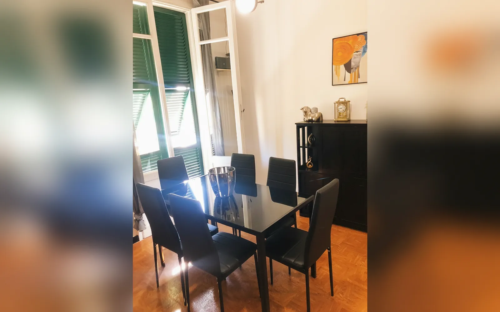Il soggiorno con il tavolo da pranzo in vetro